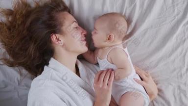 <strong>长发</strong>的母亲和婴儿在床上玩耍